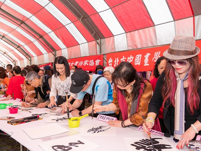 ▲台北市中國畫學會研究會理事長吳欐櫻(右四)與書法家們齊聚揮毫。 (湯溫謹提供)