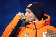 <p>Gold medalist Kjeld Nuis of the Netherlands poses during the medal ceremony for the Men’s 1500m speed skating. Fellow Netherlander Patrick Roest took silver while Min Seok Kim of S. Korea took bronze.(Getty) </p>