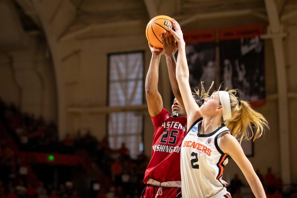 Oregon State guard and former Appleton East star Lily Hansford blocks a shot by Eastern Washington guard Aaliyah Alexander in the first round of the NCAA Tournament last week.