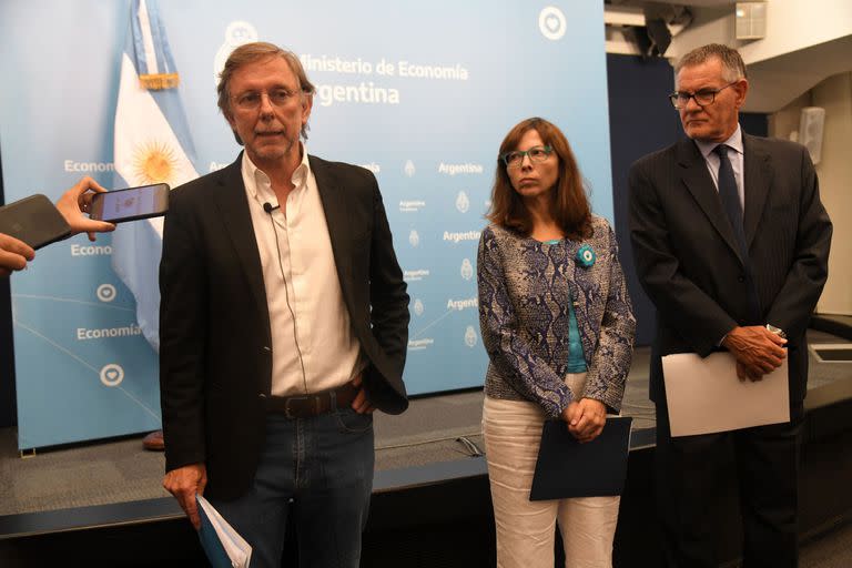 El secretario de Agricultura, Juan José Bahillo; la presidenta del Banco Nación, Silvina Batakis y el director de AFIP, Carlos Castagneto