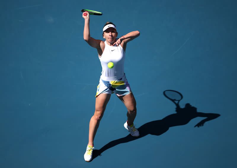 Foto del lunes de la tenista rumana Simona Halep durante su partido ante la belga Elise Mertens en el Abierto de Australia