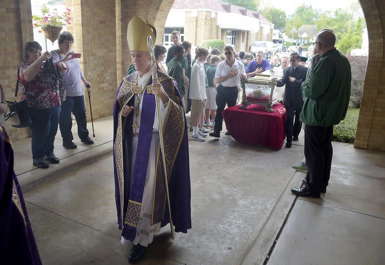 El obispo Joseph Strickland camina delante del relicario con los huesos de Santa María Goretti al entrar al santuario en la Catedral de la Inmaculada Concepción, 2 de noviembre de 2015 en Tyler, Texas