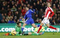 Chelsea's Diego Costa (C) shoots wide of the goal past Stoke City's Asmir Begovic (L) during their English Premier League soccer match at the Britannia Stadium in Stoke-on-Trent, northern England December 22, 2014. REUTERS/Darren Staples