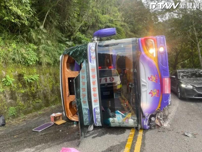 一輛遊覽車在太平山鳩之澤溫泉附近的下山路段不慎翻覆，造成1人死亡，39人輕重傷。（圖／翻攝畫面）