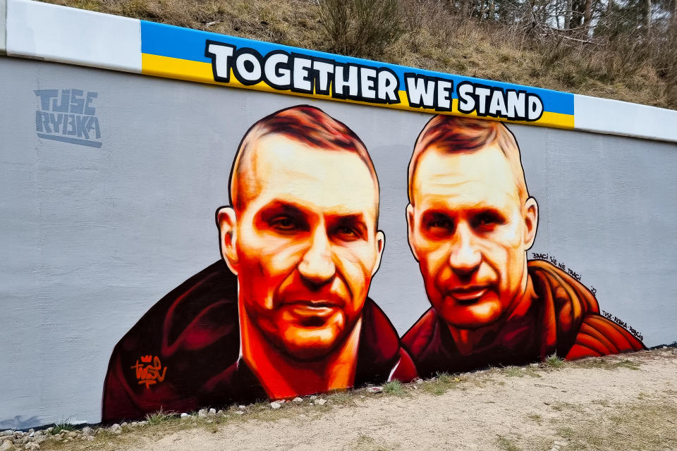 Un mural con los hermanos Klitschko y la bandera ucraniana que dice: “Permanecemos juntos”. (Foto: Mateusz Slodkowski / SOPA Images / LightRocket / Getty Images).