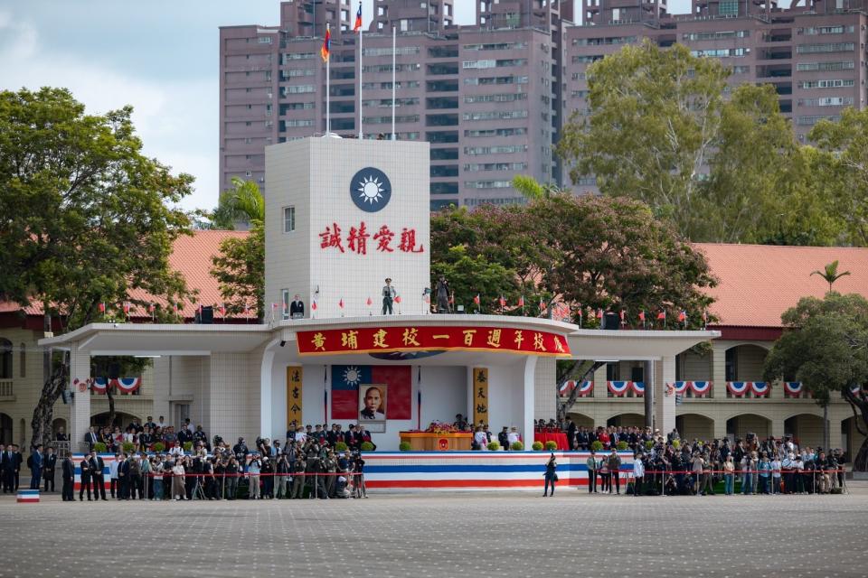 陸官百年校慶2024.6.16舉行，賴清德總統親臨主持，在陸軍官校司令台上方，仍有校訓「親愛精誠」四個大字與國軍軍徽。總統府