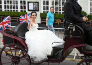 <p>Regardez, Meghan a quelques jours d’avance ! Non, c’est simplement Laura Tobin de GMTV qui a décidé de se balader en calèche autour de Windsor. [Photo: Getty] </p>