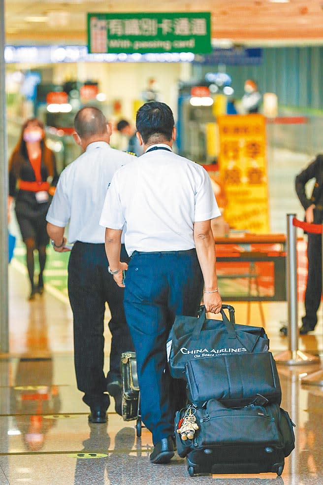 2名國籍航空機組員返台檢疫3天後自費採檢確診，感染源調查中。圖為華航機師執飛完後準備入境，非新聞當事人。（陳麒全攝）