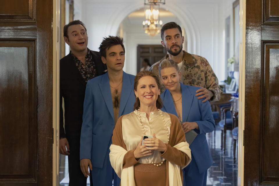 Jones (left) as Curtis in <em>The Other Two</em> with Tarver as Cary, Molly Shannon as Pat, Heléne Yorke as Brooke and Josh Segarra as Lance.