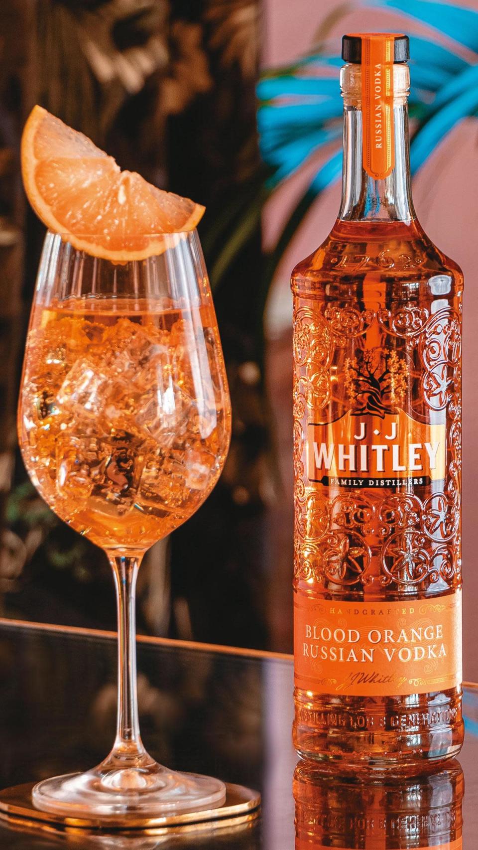 俄國J.J.懷特「血橙」伏特加有著濃郁的葡萄柚香氣和金黃酒色，調成雞尾酒展現伏特加另一種夏日迷人風貌。