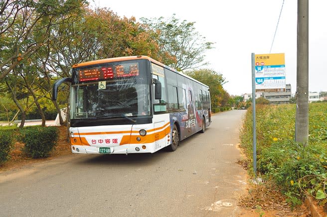 由於台中市公車並未在該處設站，交通不便令遊客卻步，在市議員楊典忠爭取下，10日完成「大楊油庫站」站牌設置，民眾終於可搭公車到大楊參觀油庫史蹟，盼能提振當地觀光。（陳淑娥攝）