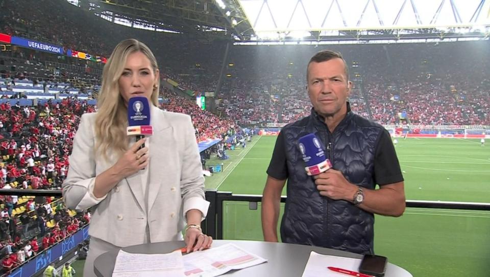 Laura Papendick und Lothar Matthäus standen trotz Dortmunder Dauerregens im Trockenen. (Bild: RTL/Magenta TV)