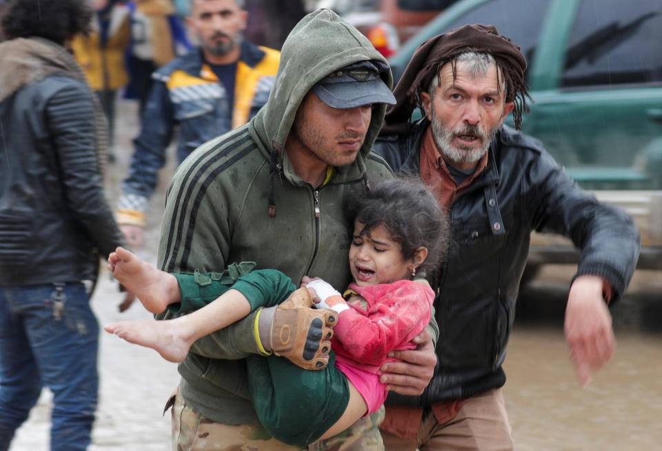 <p>Un hombre carga a una niña herida después de un terremoto, en la ciudad rebelde de Jandaris, Siria. El sismo de magnitud 7,8 hizo despertó a la población, que salió despavorida a las calles. El seísmo es otro golpe a la ciudad ya destrozada por más de 11 años de guerra civil, donde los ataques aéreos y los bombardeos ya habían traumatizado a la población y habían debilitado los cimientos de muchas edificaciones. (REUTERS/Khalil Ashawi)</p> 