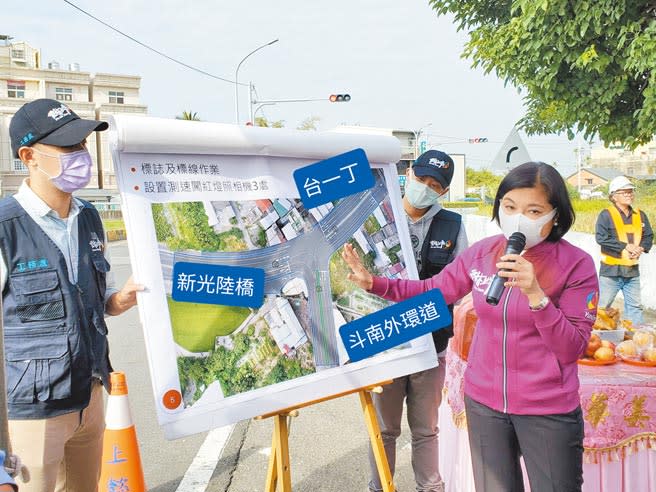 雲林縣長張麗善（右）出席斗南鎮東側外環道動工祭拜儀式，親自向鄉親說明。（周麗蘭攝）