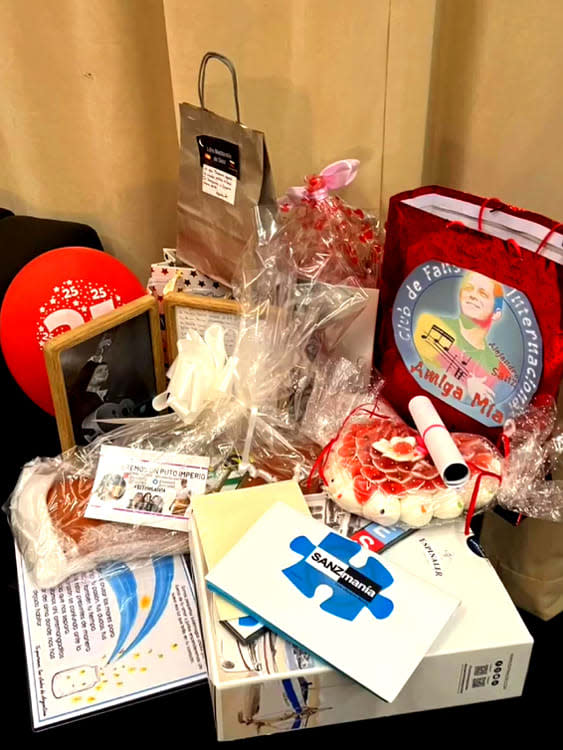 Alejandra Sanz enseña los regalos de sus fans