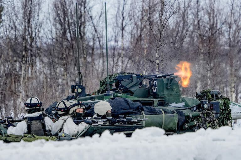 soldados participan en el ejercicio de Respuesta Nórdica cerca de la frontera entre Finlandia, Noruega y Suecia, en Kautokeino, Noruega (Photo by Heiko Junge / NTB / AFP) / Norway