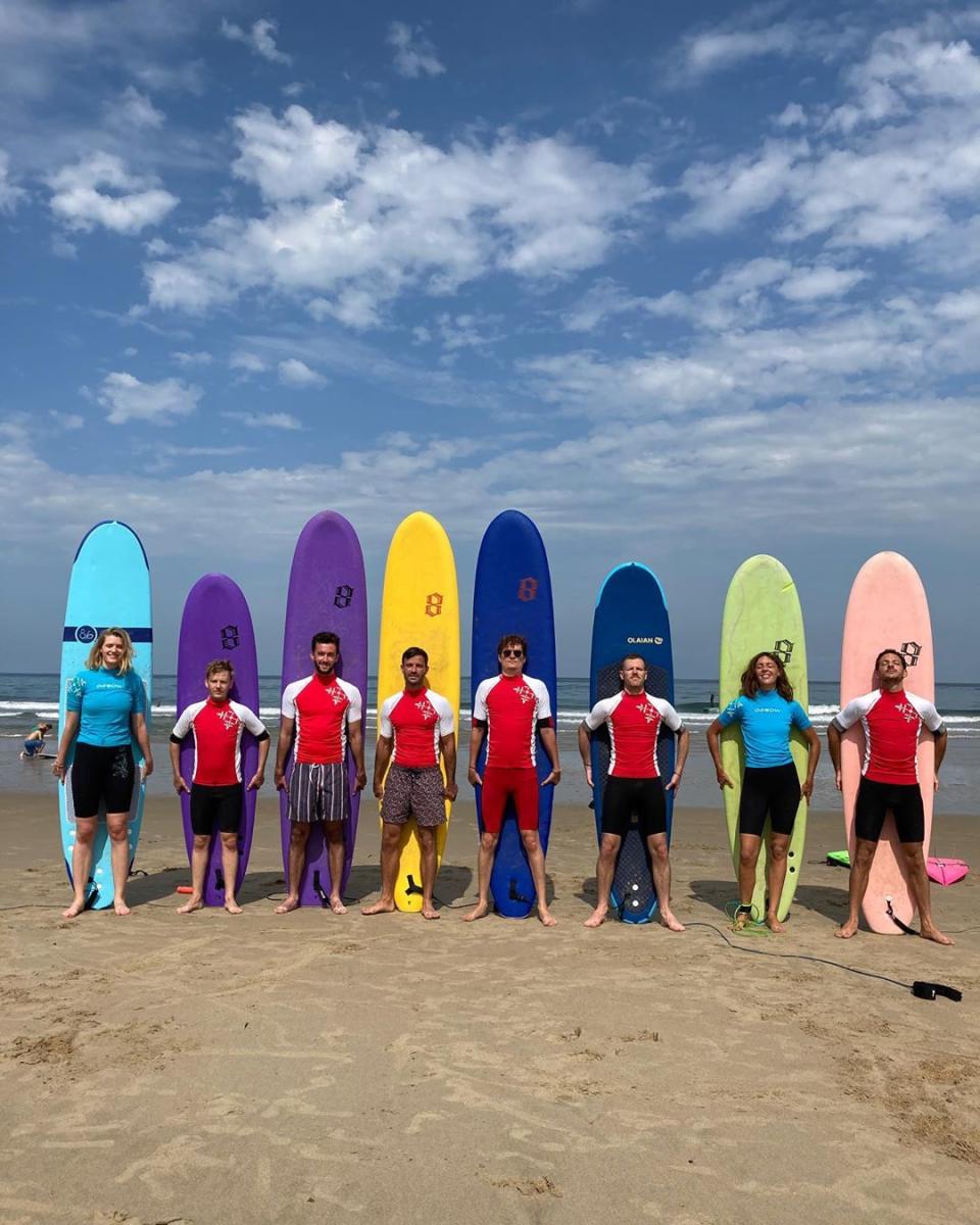 Apparemment, il n’y a pas que sur les planches d’un théâtre qu’aime monter Vincent Dedienne ! C’est sur une planche de surf que le comédien a grimpé en ce début d’été. Probablement pour se consoler d’avoir dû quitter précipitamment celles de la salle de la Porte Saint-Martin où il jouait<em> La Carpe et le lapin</em> juste avant le confinement. Avant l’éventuelle reprise de la pièce dans laquelle il donne la réplique à Catherine Frot, on le retrouve à l’écran dans le film <em>Terrible jungle</em> qui sort le 29 juillet. © Instagram @vincent_dedienne