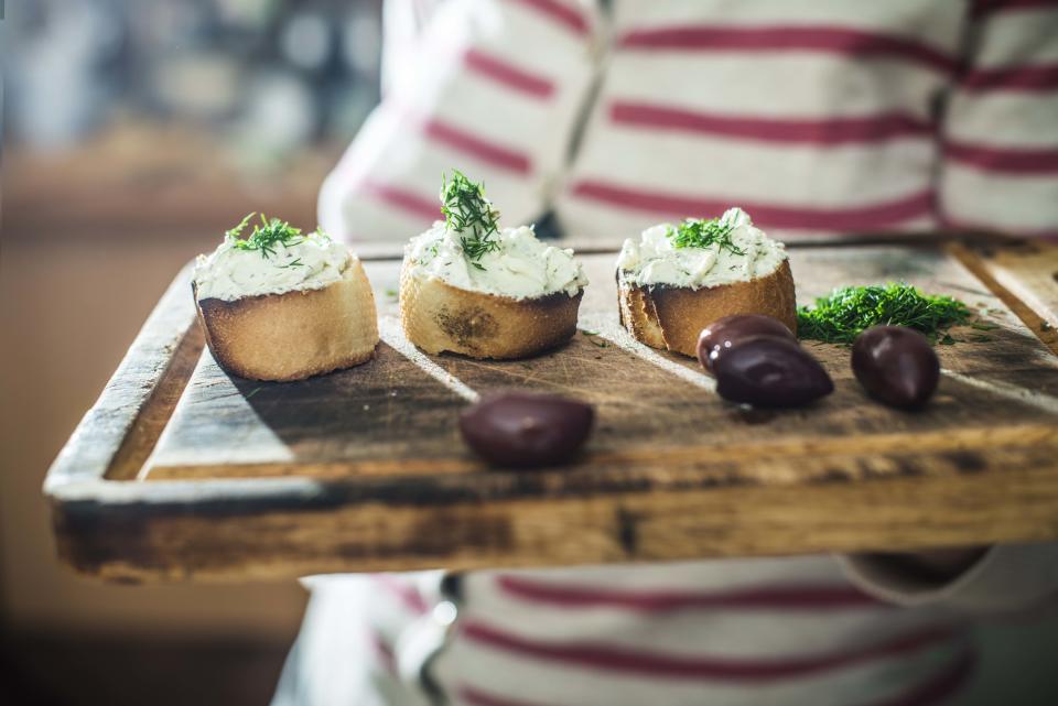 Es ist ratsam, natürlichen Frischkäse selbst mit Kräutern und Gewürzen anzureichern, anstatt auf Frischkäsezubereitungen zuzugreifen. (Bild: Getty Images)