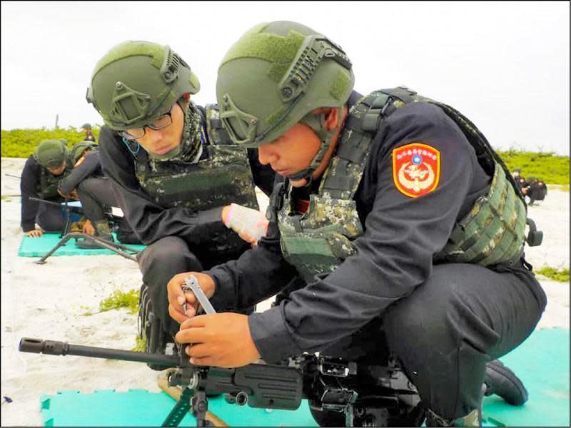 海巡官兵家屬控載運官兵的包機飛越解放軍軍演空域，海巡署澄清絕非事實。（海巡署提供）