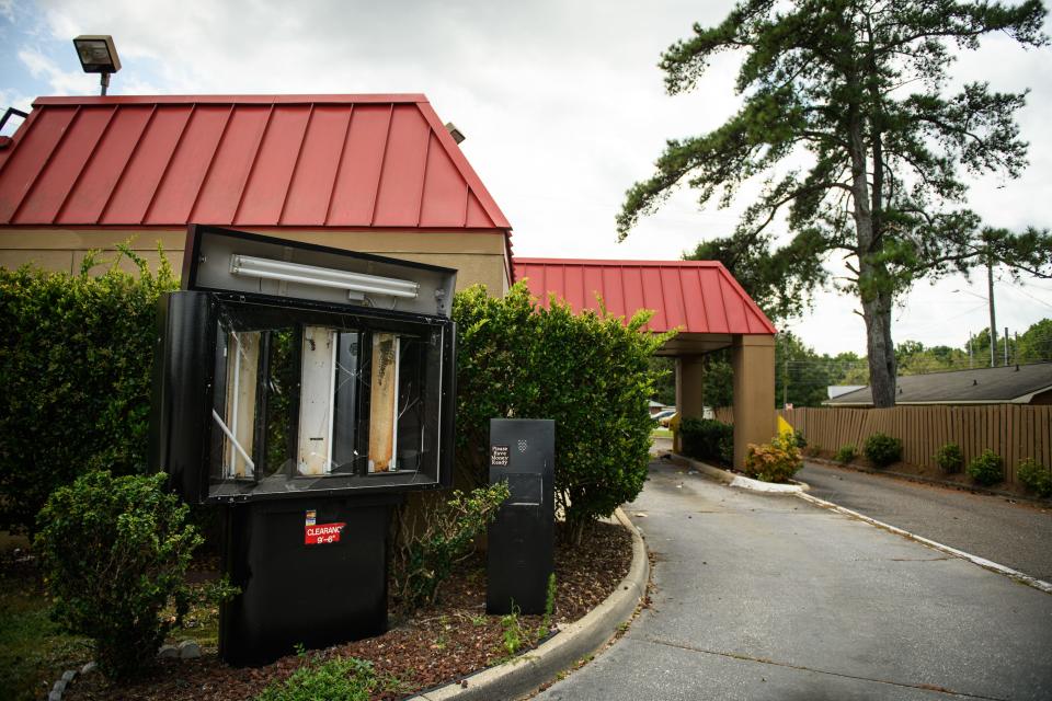 A former Hardee’s sits empty on the corner of Skibo and Raeford roads. The restaurant closed on Dec. 31, 2022.