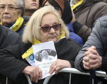 The faithful wait for Pope Francis to arrive at the 'White Houses' in the Forlanini district of Milan, Italy, March 25, 2017. REUTERS/Alessandro Garofalo