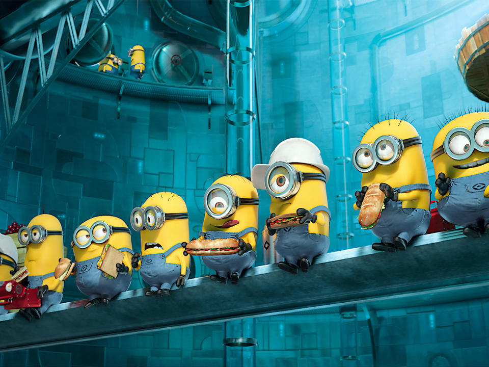 'Minions'-Fans kommen am Sonntag, den 2.7. voll auf ihre Kosten. Um 20.15 Uhr zeigt RTL nämlich "Ich – Einfach unverbesserlich 2". In der Fortsetzung des erfolgreichen Animationsfilms ist Schurke 'Gru' nun Familienvater. Mit seiner kriminellen Vergangenheit hat er abgeschlossen. Mysteriöse Vorfälle zwingen ihn allerdings, sich gemeinsam mit Agentin 'Lucy' und seinen treuen 'Minions' auf die Jagd nach einem Super-Bösewichten zu begeben. (Bild-Copyright: Moviestore/REX Shutterstock)