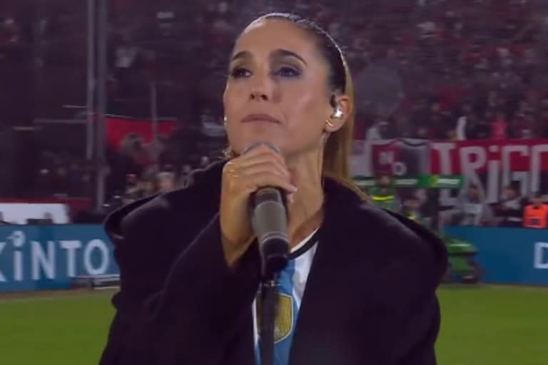 Soledad Pastorutti interpretó el Himno en la despedida de Maxi Rodríguez (Foto: Captura Twitter @ESPNArgentina)