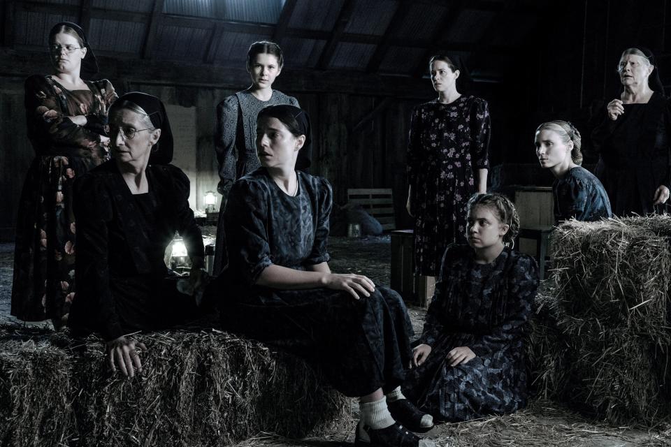 WOMEN TALKING, from left: Michelle McLeod, Sheila McCarthy (seated), Liv McNeil, Jessie Buckley (seated), Claire Foy, Kate Hallett (on floor), Rooney Mara, Judith Ivey, 2022.  ph: Michael Gibson /© Orion Pictures /Courtesy Everett Collection