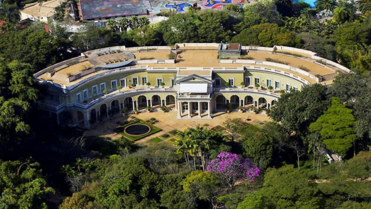 <em>Rumah terbesar Safra Mansion di Sao Paulo, Brasil. (Foto: Re-thinkingthefuture.com))</em>