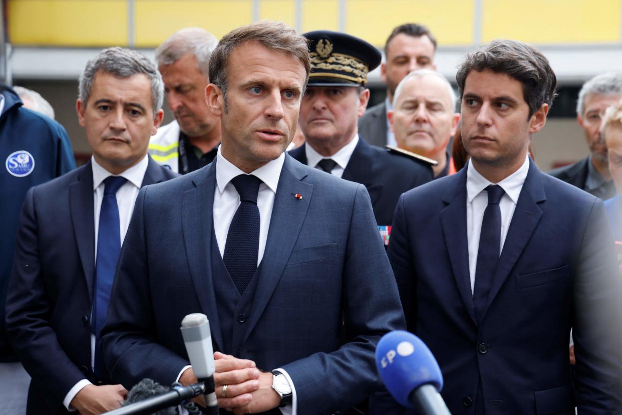 Emmanuel Macron, entouré de Gabriel Attal et de Gérald Darmanin, lors d'une visite au lycée Gambetta à Arras, dans le nord-est de la France, le 13 octobre 2023 (Photo by Ludovic MARIN / POOL / AFP)