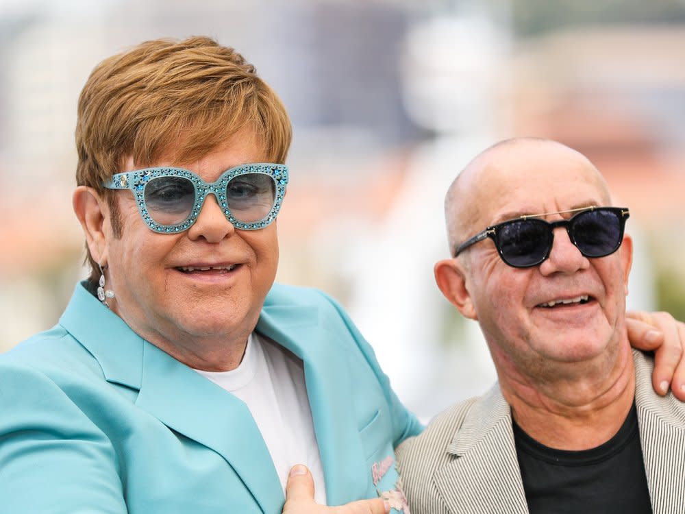 Seit Ende der Sechziger eng befreundet: Sir Elton John und sein Songschreiber Bernie Taupin. (Bild: taniavolobueva/Shutterstock)