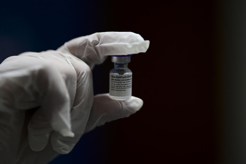 La enfermera Melissa Valentin muestra una dosis de la vacuna contra el COVID-19, fabricada por Pfizer-BioNtech, que será aplicada a personal médico, el martes 15 de diciembre de 2020 en el Ashford Presbyterian Community Hospital, en San Juan, Puerto Rico. (AP Foto/Carlos Giusti)