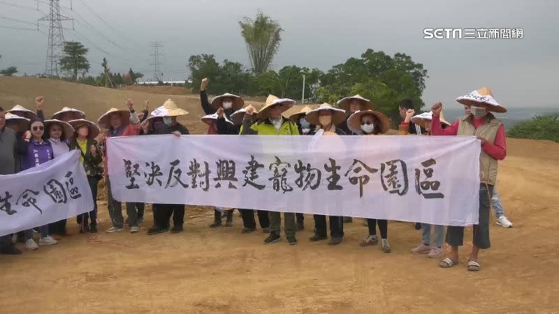 竹山居民集結在開發中的山坡地，抗議業者興建寵物生命園區。
