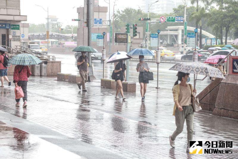 ▲今（15）日清晨連同中部以北都有部分地區出現顯著降雨，臺灣仍位於西南風環境內，中南部仍是有短暫陣雨或雷雨的天氣，但由於西南風減弱，降雨會比昨天少一些。（圖/記者葉政勳攝）