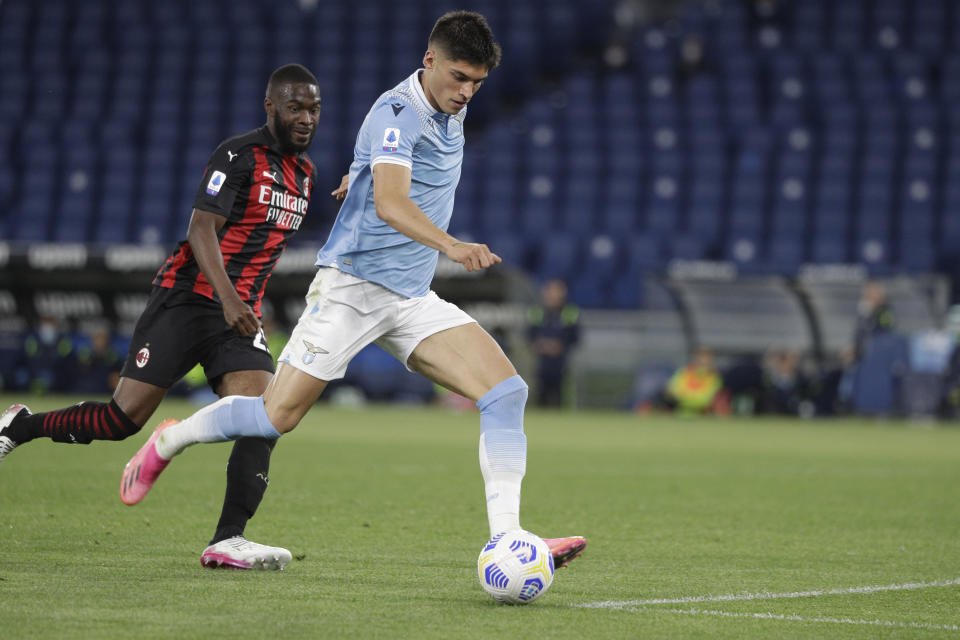 El argentino Joaquín Correa de la Lazio anota su segundo gol en el partido de la Serie A italiana contra el Milan, en el estadio olímpico de Roma, el lunes 26 de abril de 2021. (AP Foto/Gregorio Borgia)