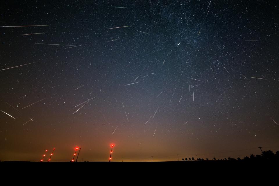 Lights fantastic: Meteors rain down from the sky  (mLu.fotos)