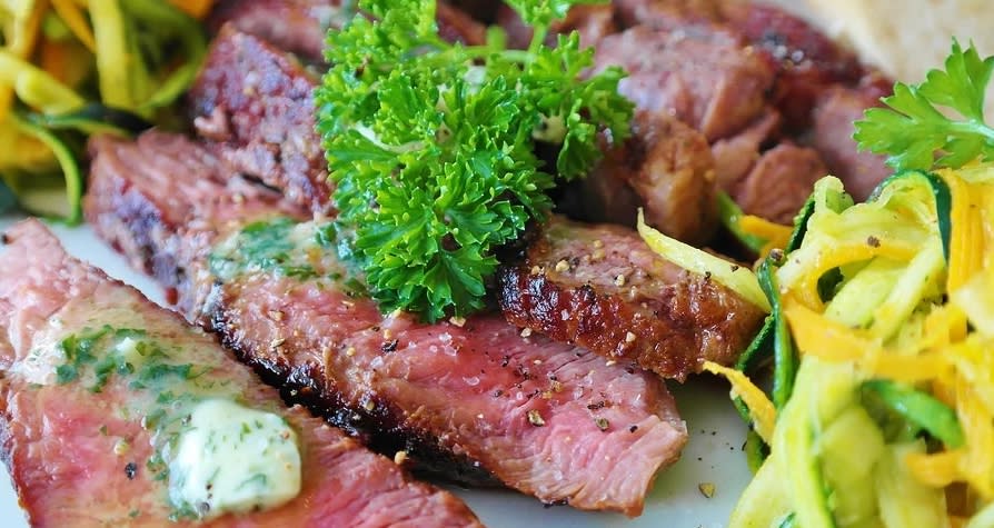 男子相當愛吃牛肉、豬肉等肉類食品。（示意圖／Pixabay）