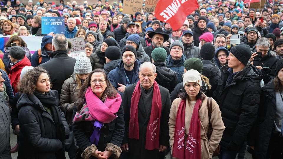 Bundeskanzler Olaf Scholz  und Außenministerin Annalena Baerbock bei einer Demo gegen Rechts in Potsdam. (Bild: dpa)