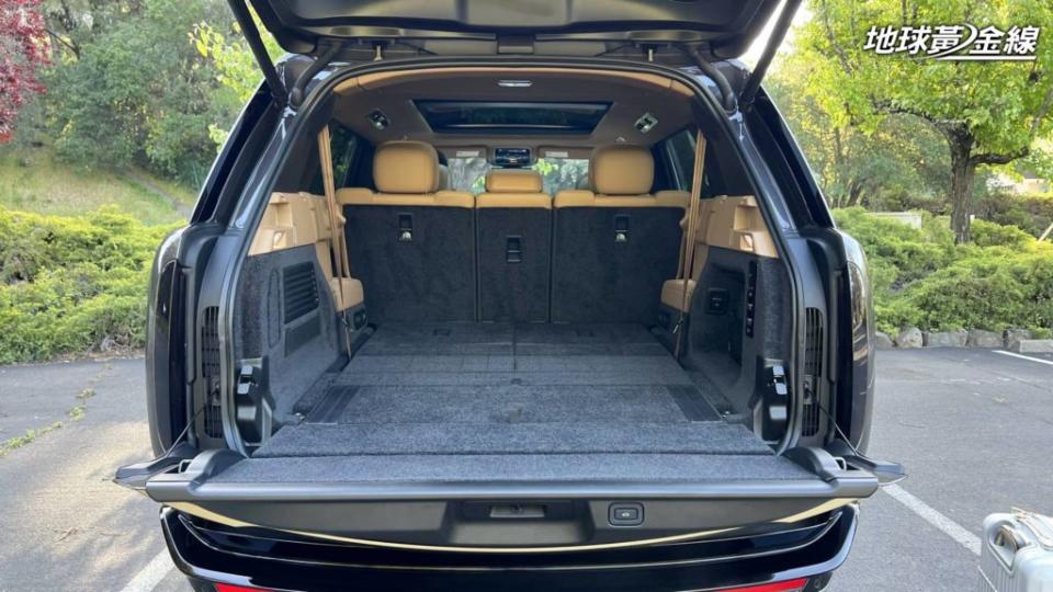 將 Range Rover七人座車型的第三排收折後，置物空間可延伸至1,061升。(攝影/ 汪廷諤)