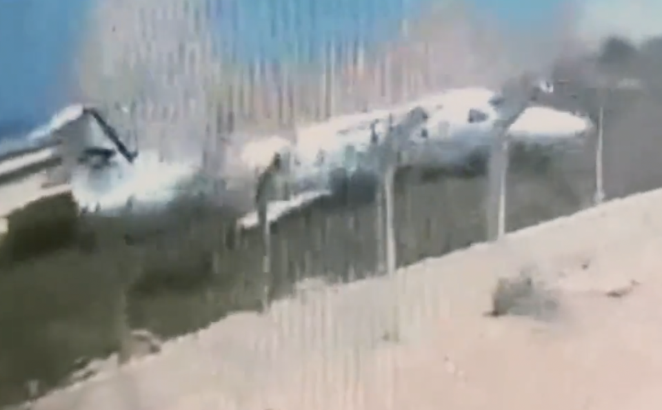 索馬利亞一架客機11日降落時滑出跑道。翻攝推特Breaking News@AEagle98704