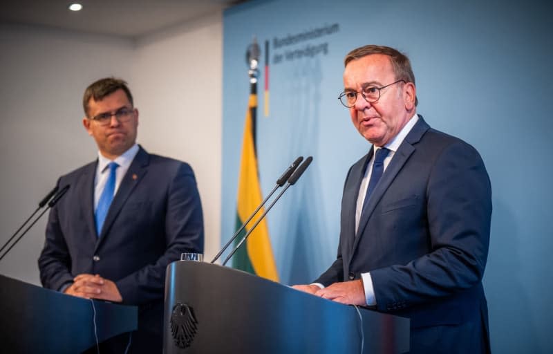 Boris Pistorius (R), German Minister of Defence, speaks next to Laurynas Kasciunas, Lithuanian Minister of Defence, after signing the government agreement on the deployment of the Lithuanian brigade. The agreement regulates the status of the brigade and the legal status of the Bundeswehr soldiers deployed in the NATO country, which is to be ready for combat in 2027. Michael Kappeler/dpa