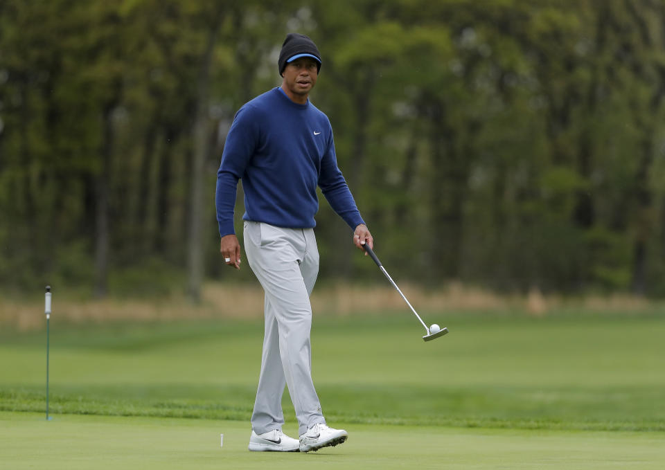 Tiger Woods juega con una pelota de golf mientras camina durante una ronda de prácticas para el Campeonato de la PGA el lunes 13 de mayo de 2019 en Farmingdale, Nueva York. (AP Foto/Julie Jacobson)