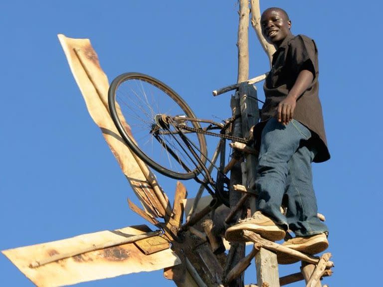 William Kamkwamba, en lo alto del molino que construyó para salvar a su aldea