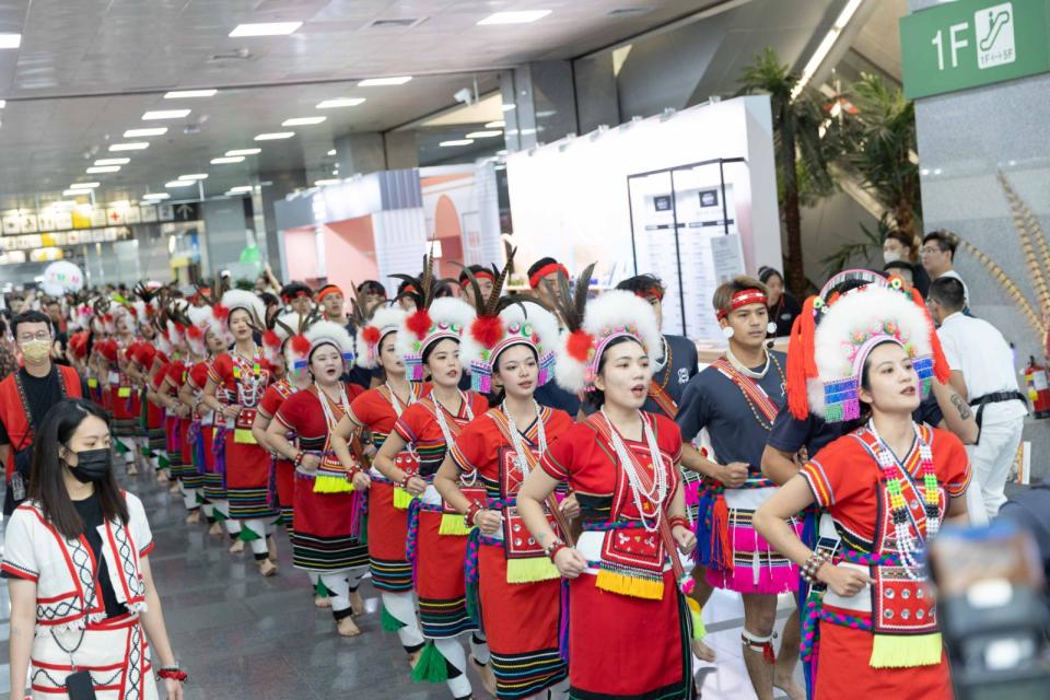 「TULU原住民族傳統圍舞大遊行」集結破百位舞者吟唱傳統歌謠，讓現場民眾感受原住民族經典歌舞的熱情與魅力。台灣觀光協會提供