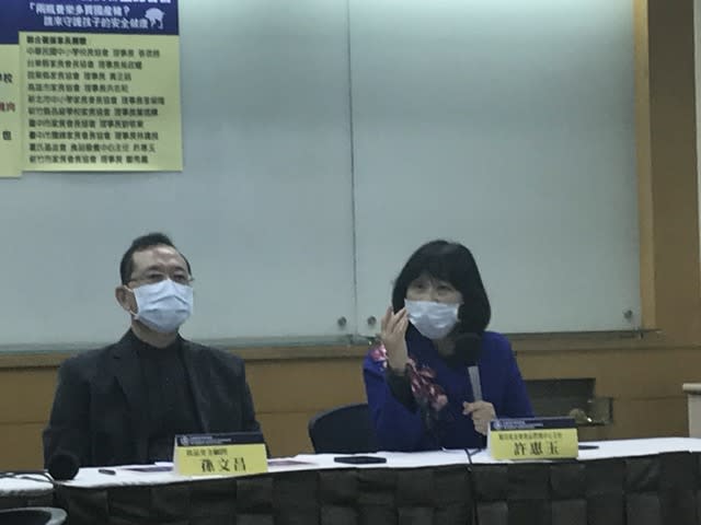 董氏基金會食品營養中心主任許惠玉(右)表示，政府應建立平台，讓營養午餐食材及費用等資訊公開透明。左食品安全顧問委孫文昌。(photo by 臧品安／台灣醒報)