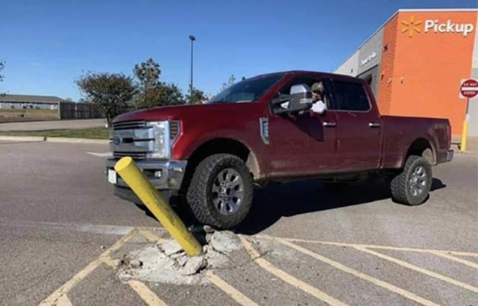 Und wieder hat er einen erwischt: Der berüchtigte Parkplatz-Pfosten von Osceola. (Quelle: Walmart Post)