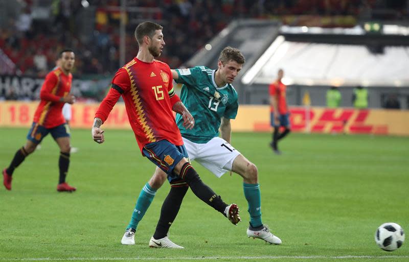 Spaniens Sergio Ramos (l.) im Duell mit Thomas Müller. Foto: AFP