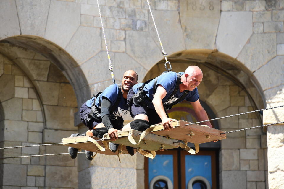 Mario Basler und David Odonkor raupen sich im Fort Boyard durch die Lüfte. Foto: Sat.1 / Willi Weber