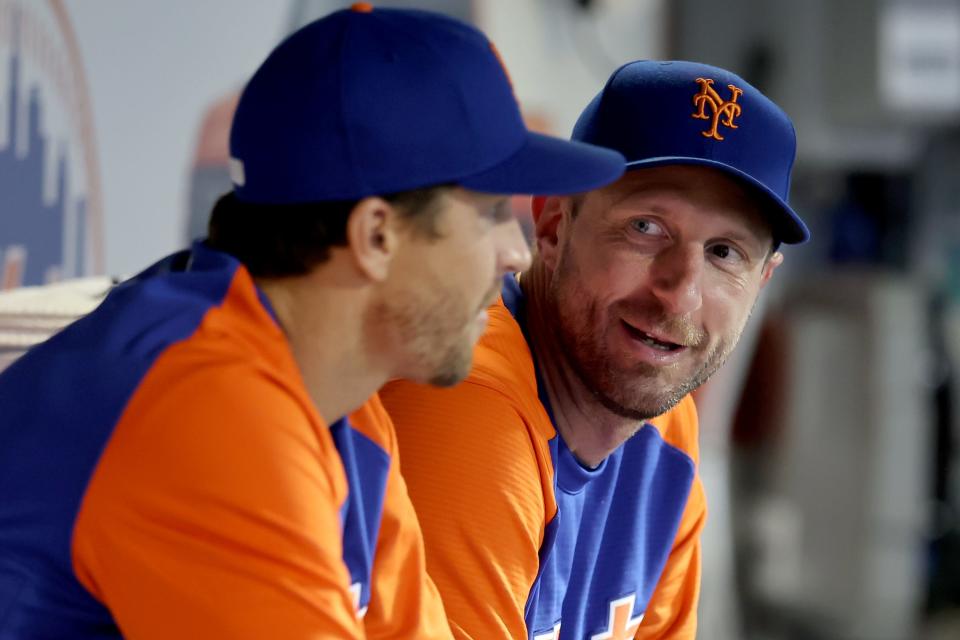 Max Scherzer, right, in the Mets dugout with Jacob deGrom.