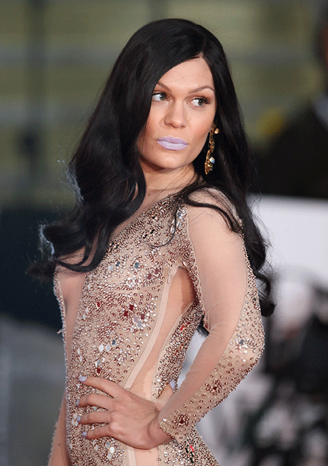 Jessie J – En voulant échapper au classique rouge, la chanteuse a choisi une couleur qui affadit son visage… Innovant mais pas du tout sexy ! 